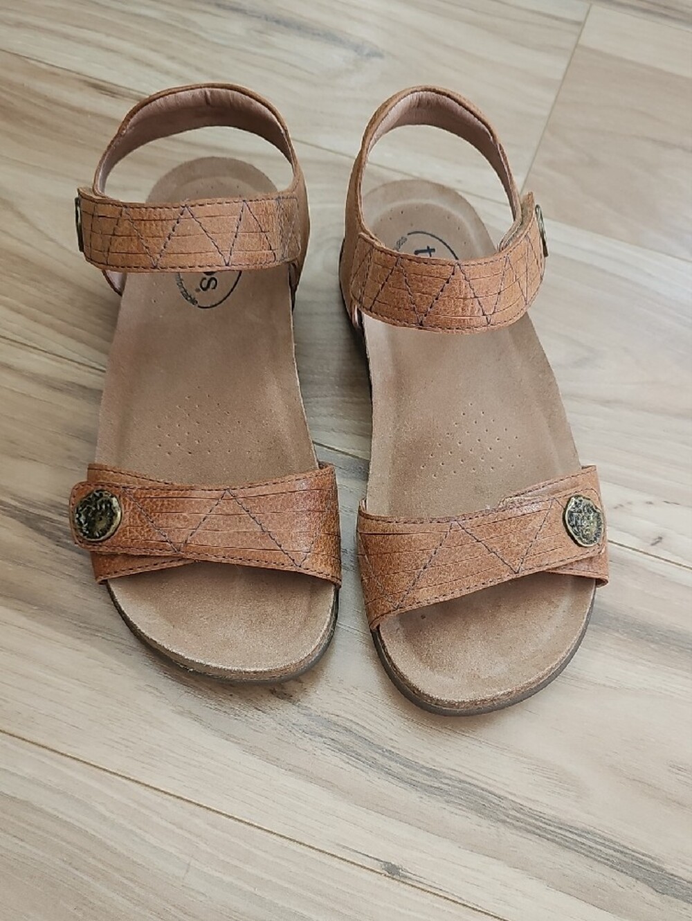 Taos Footwear Womens Tan Leather Strap Sandals with Decorative Metal Buttons